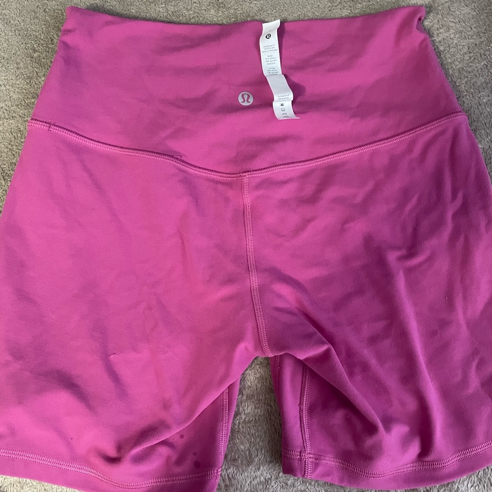 Lululemon shorts barely worn, too big for me! sizing tag did come off